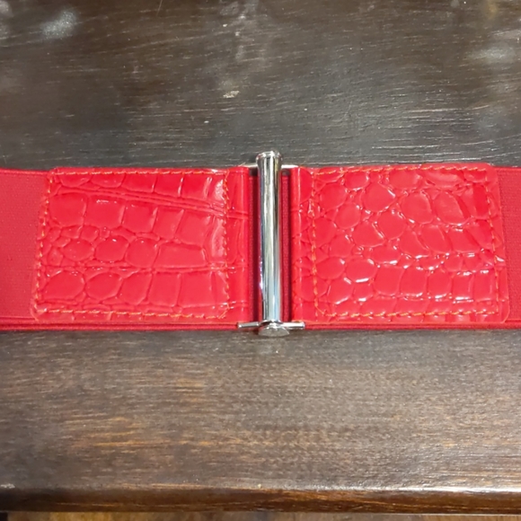 Red faux snake print belt - Picture 2 of 4